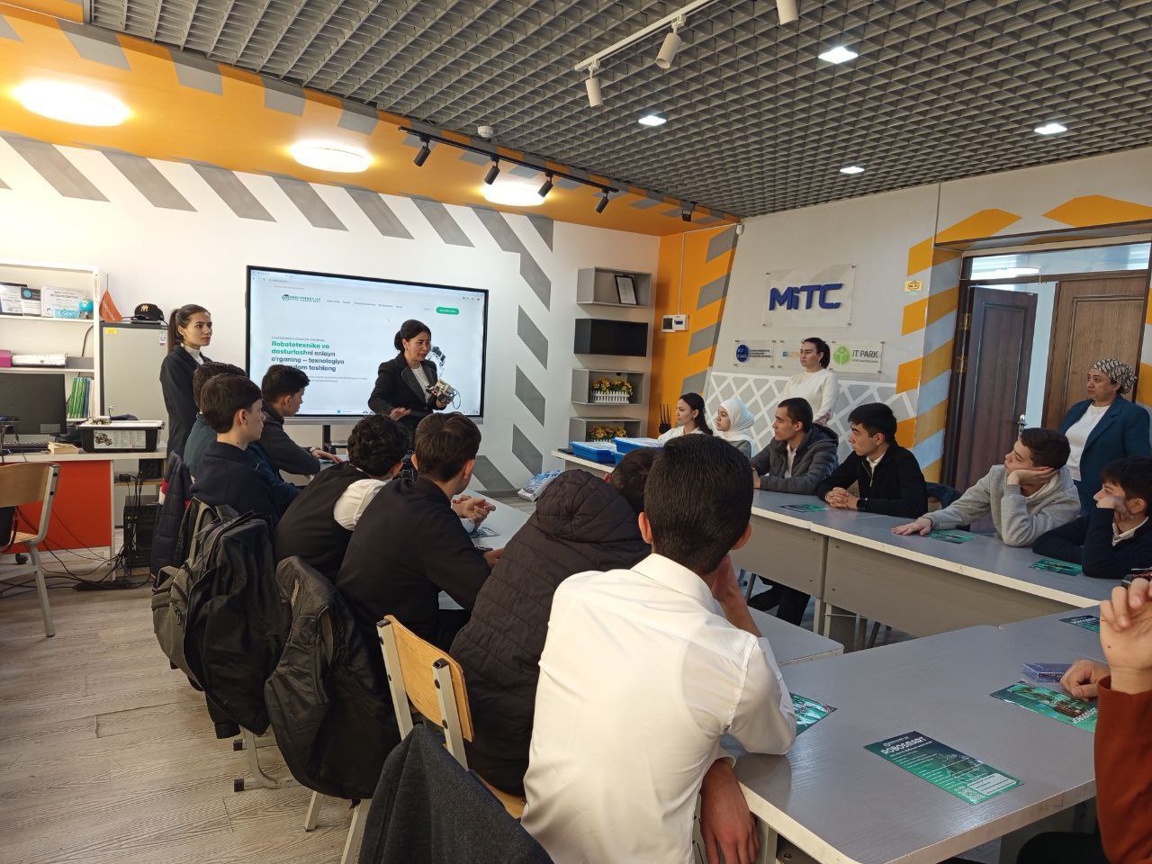 📚✅Samarqand viloyati maktablarida robosmart.uz platformasi asosida mahorat darslari tashkil qilindi.